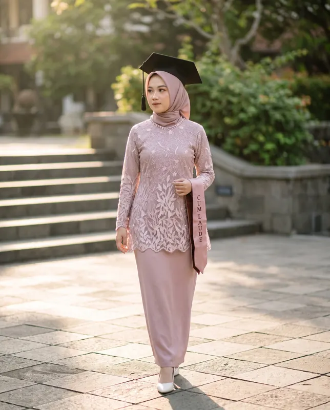 Hari wisuda, Kebaya Brokat Dusty Pink