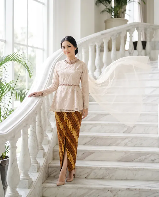 Anggun di tangga marmer, Kebaya Brokat Gading