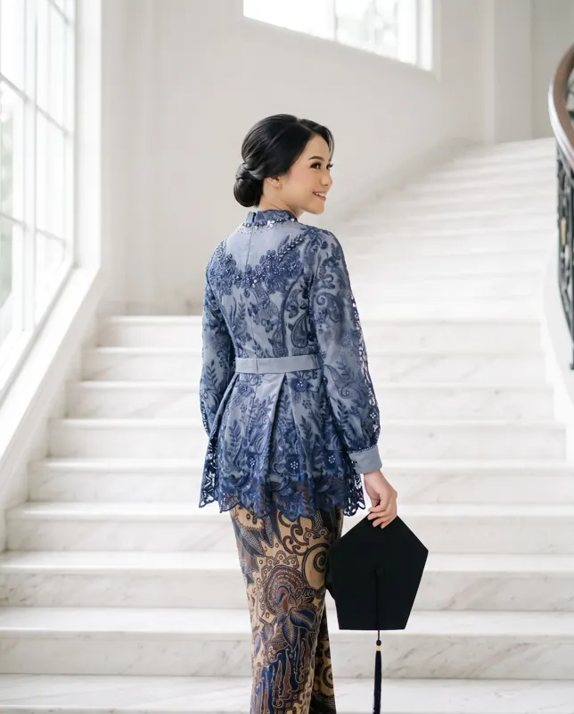 Detail punggung, Kebaya Peplum Navy