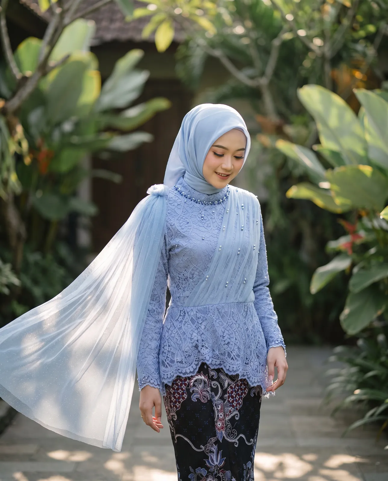 Kebaya tulle biru langit di taman